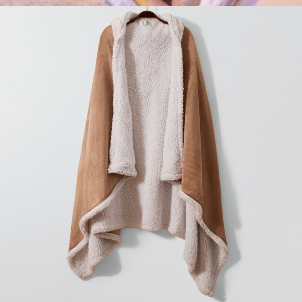 Socialite hooded sherpa throw